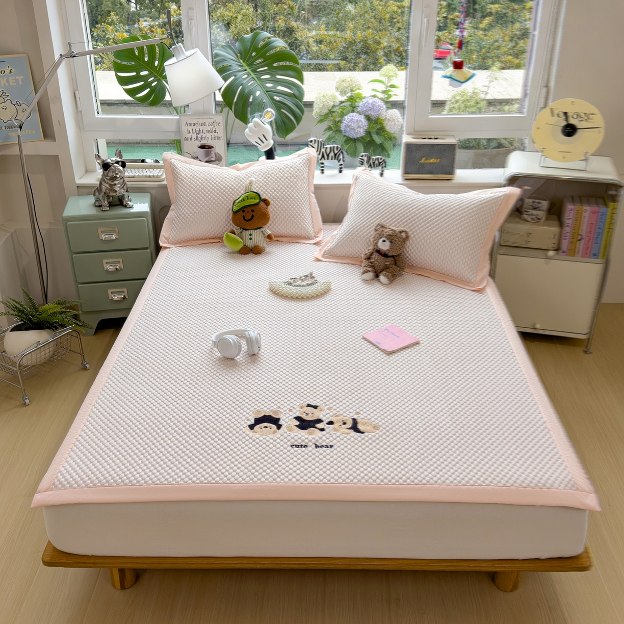 91家纺网 家纺一手货源 找家纺 孩子王家纺 2026新款A类卡通3D冰豆豆凉席三件套凉感值过0.21夏天刺绣冰丝席可机洗儿童 冰晶粉-床席款