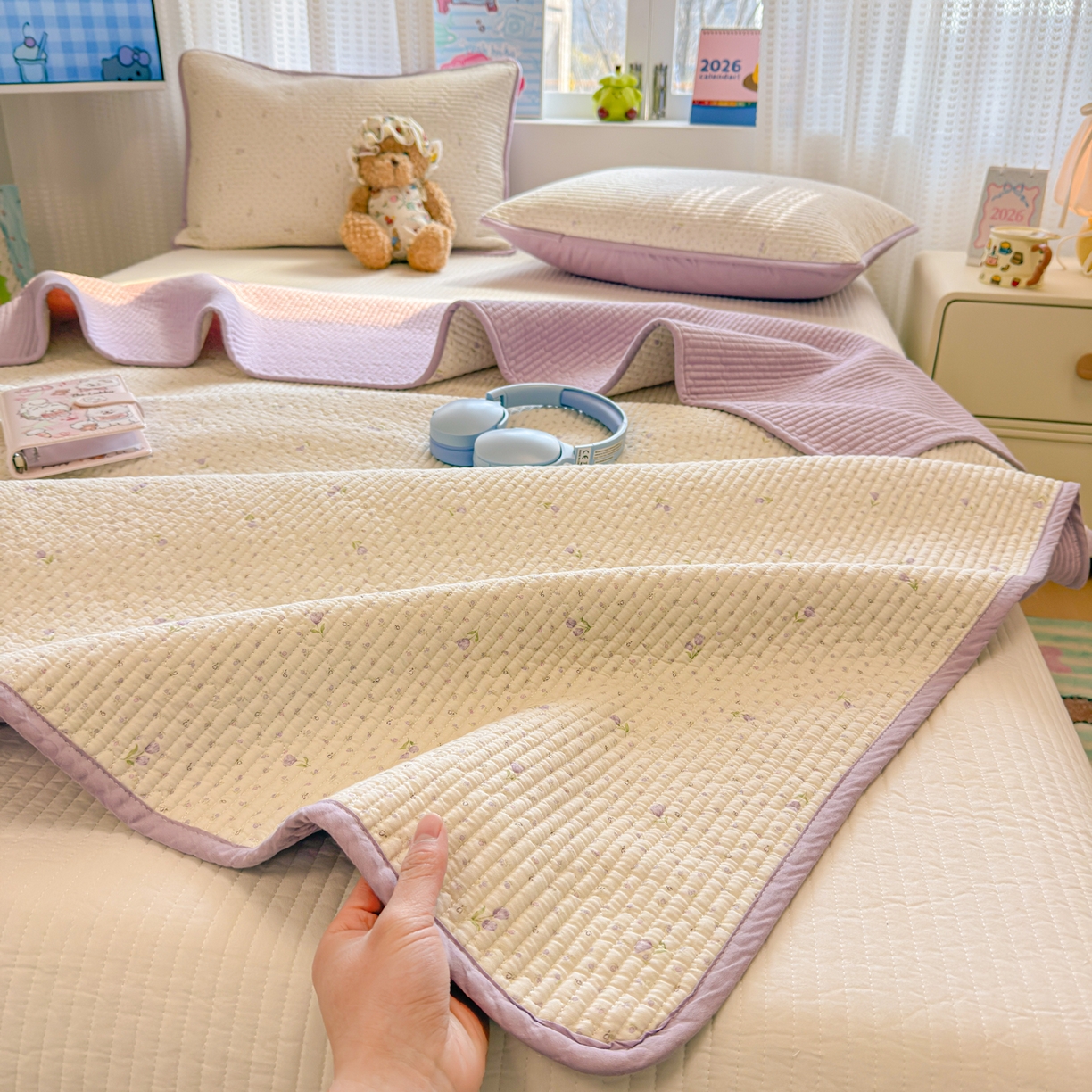 91家纺网 家纺一手货源 找家纺 雅萱家纺 2026新款双面全棉砂洗印花床盖三件套 紫色小花