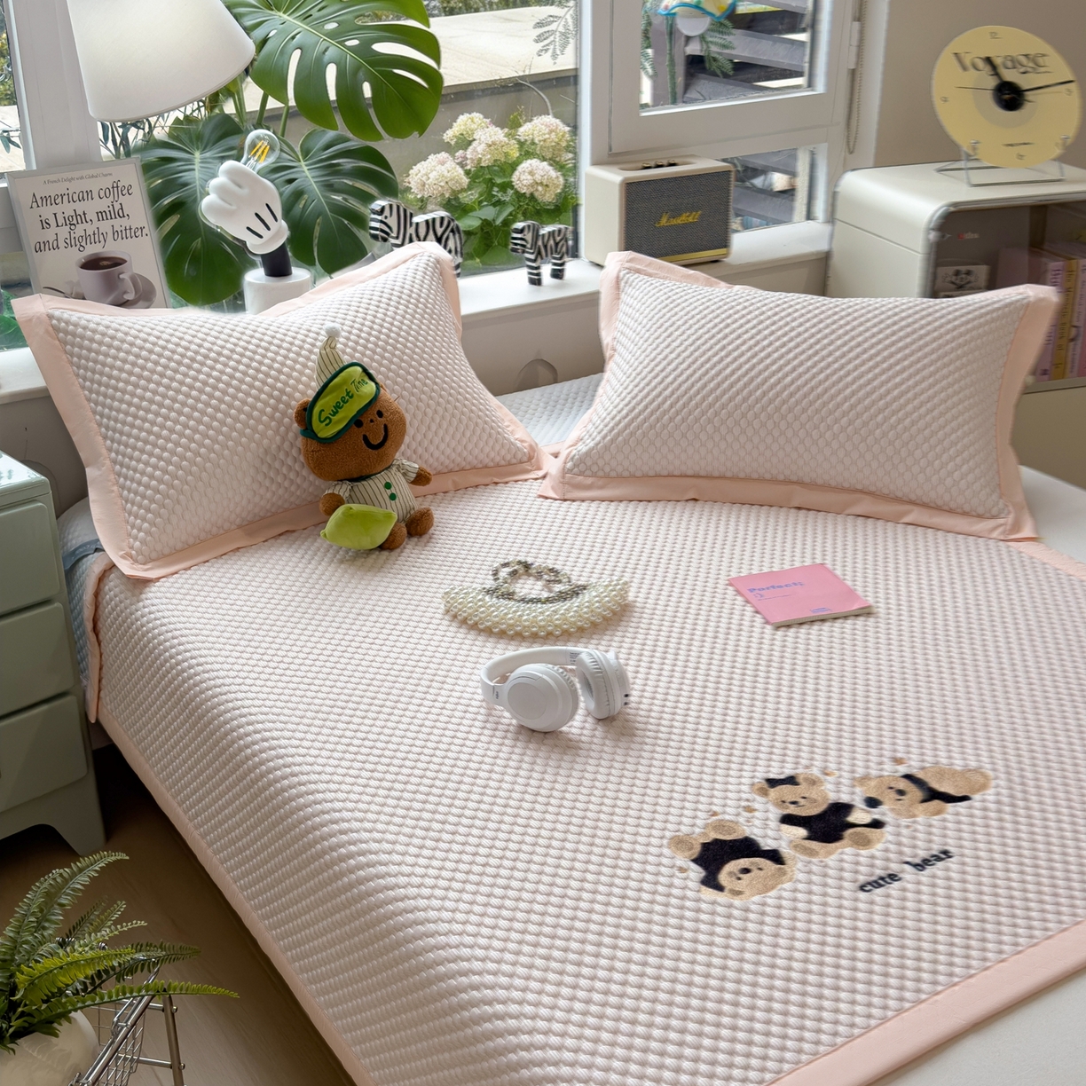 91家纺网 家纺一手货源 找家纺 孩子王家纺 2026新款A类卡通3D冰豆豆凉席三件套凉感值过0.21夏天刺绣冰丝席可机洗儿童 冰晶粉-床席款