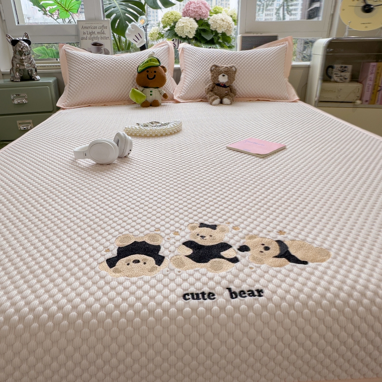 91家纺网 家纺一手货源 找家纺 孩子王家纺 2026新款A类卡通3D冰豆豆凉席三件套凉感值过0.21夏天刺绣冰丝席可机洗儿童 冰晶粉-床席款