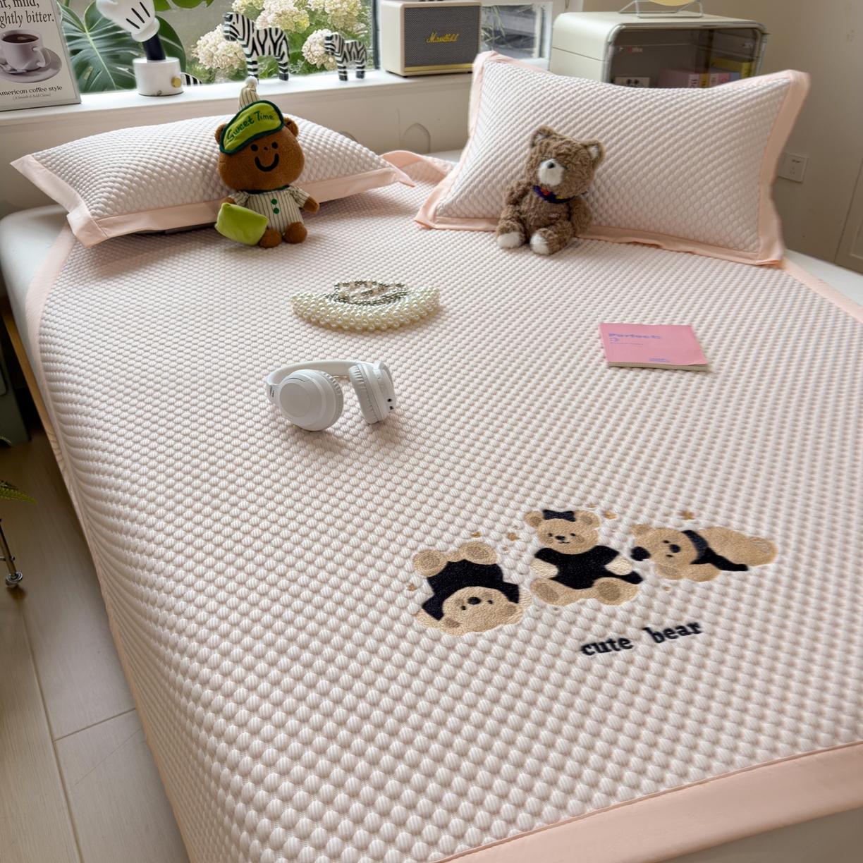 91家纺网 家纺一手货源 找家纺 孩子王家纺 2026新款A类卡通3D冰豆豆凉席三件套凉感值过0.21夏天刺绣冰丝席可机洗儿童 冰晶粉-床席款