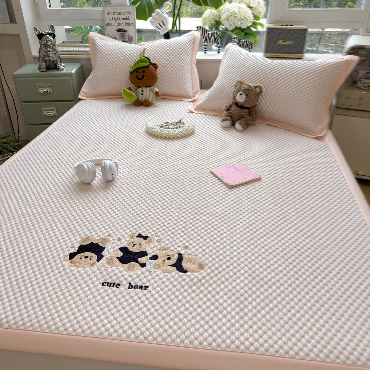 91家纺网 家纺一手货源 找家纺 孩子王家纺 2026新款A类卡通3D冰豆豆凉席三件套凉感值过0.21夏天刺绣冰丝席可机洗儿童 冰晶粉-床席款