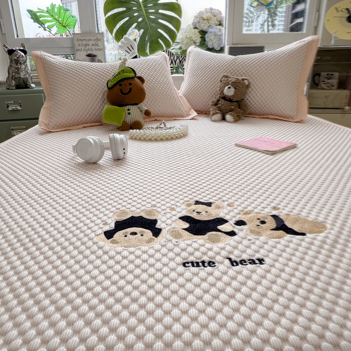 91家纺网 家纺一手货源 找家纺 孩子王家纺 2026新款A类卡通3D冰豆豆凉席三件套凉感值过0.21夏天刺绣冰丝席可机洗儿童 冰晶粉-床席款