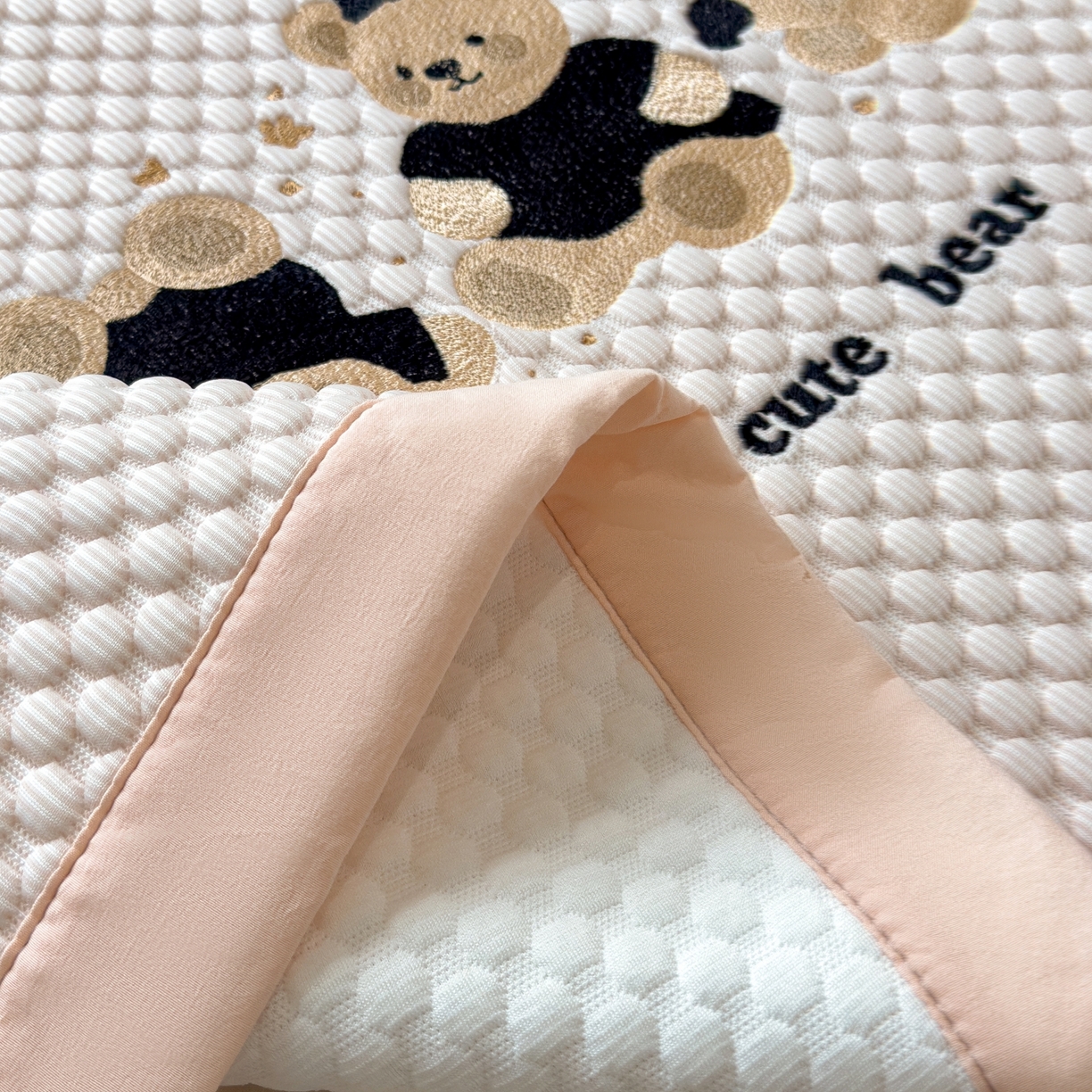 91家纺网 家纺一手货源 找家纺 孩子王家纺 2026新款A类卡通3D冰豆豆凉席三件套凉感值过0.21夏天刺绣冰丝席可机洗儿童 冰晶粉-床席款