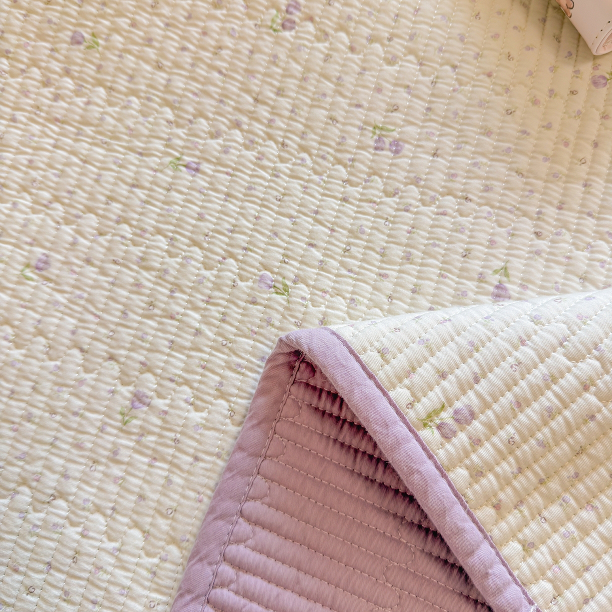 91家纺网 家纺一手货源 找家纺 雅萱家纺 2026新款双面全棉砂洗印花床盖三件套 紫色小花