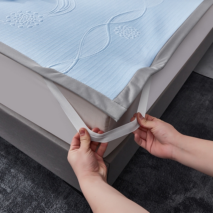 91家纺网 家纺一手货源 找家纺 库里梦家纺 2026新款轻奢高克重复合PE高分子凉席床笠三件套-芳菲 芳菲-蓝色床席款