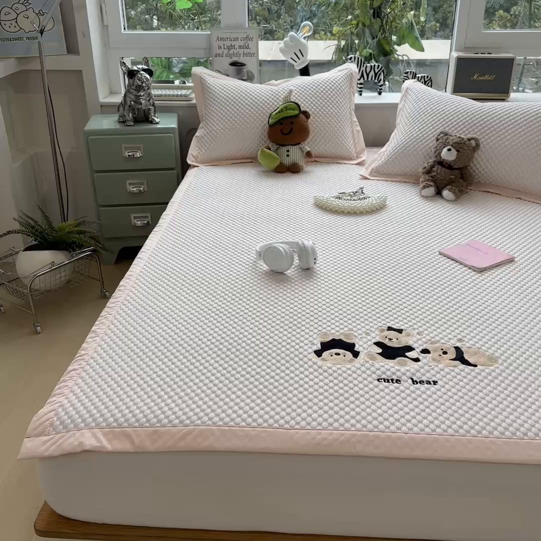 91家纺网 家纺一手货源 找家纺 孩子王家纺 2026新款A类卡通3D冰豆豆凉席三件套凉感值过0.21夏天刺绣冰丝席可机洗儿童 冰晶粉-床席款