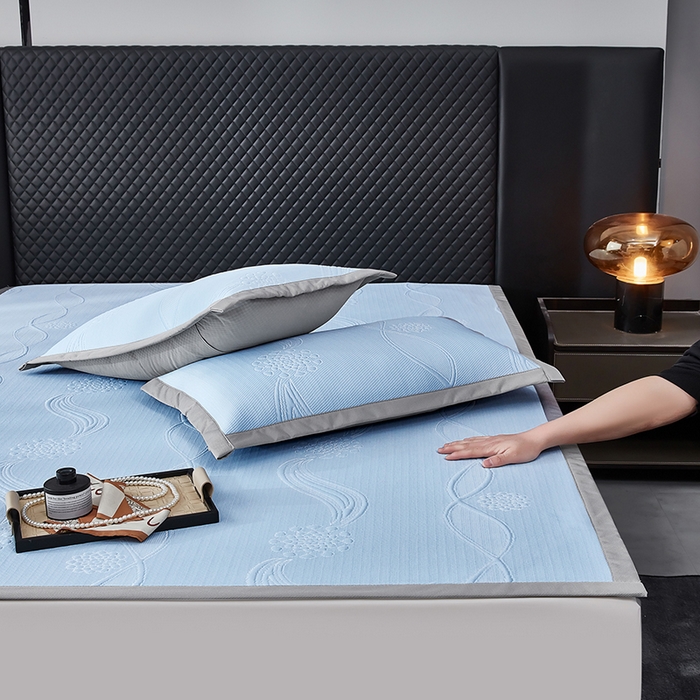 91家纺网 家纺一手货源 找家纺 库里梦家纺 2026新款轻奢高克重复合PE高分子凉席床笠三件套-芳菲 芳菲-蓝色床席款