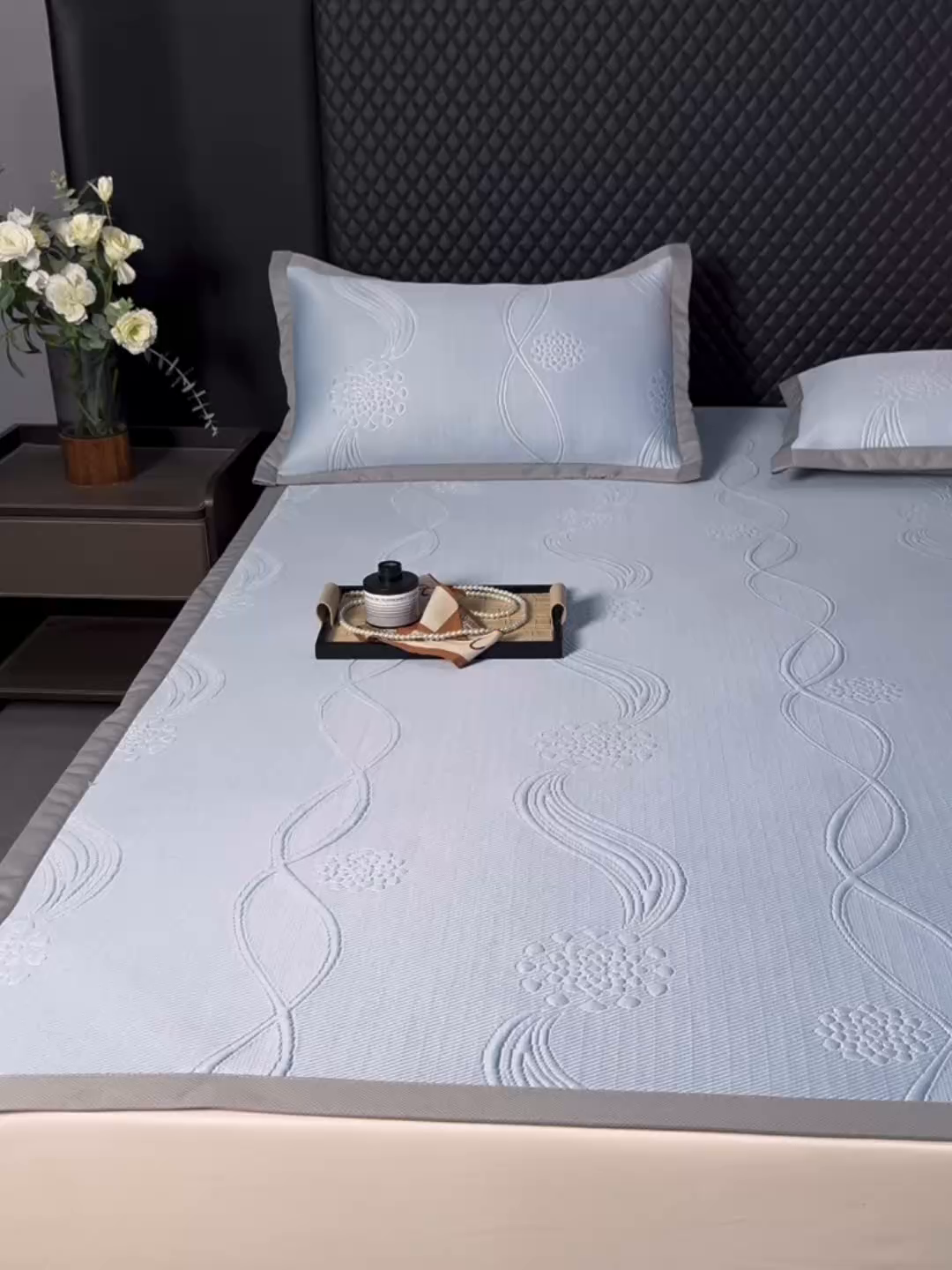 91家纺网 家纺一手货源 找家纺 库里梦家纺 2026新款轻奢高克重复合PE高分子凉席床笠三件套-芳菲 芳菲-蓝色床席款