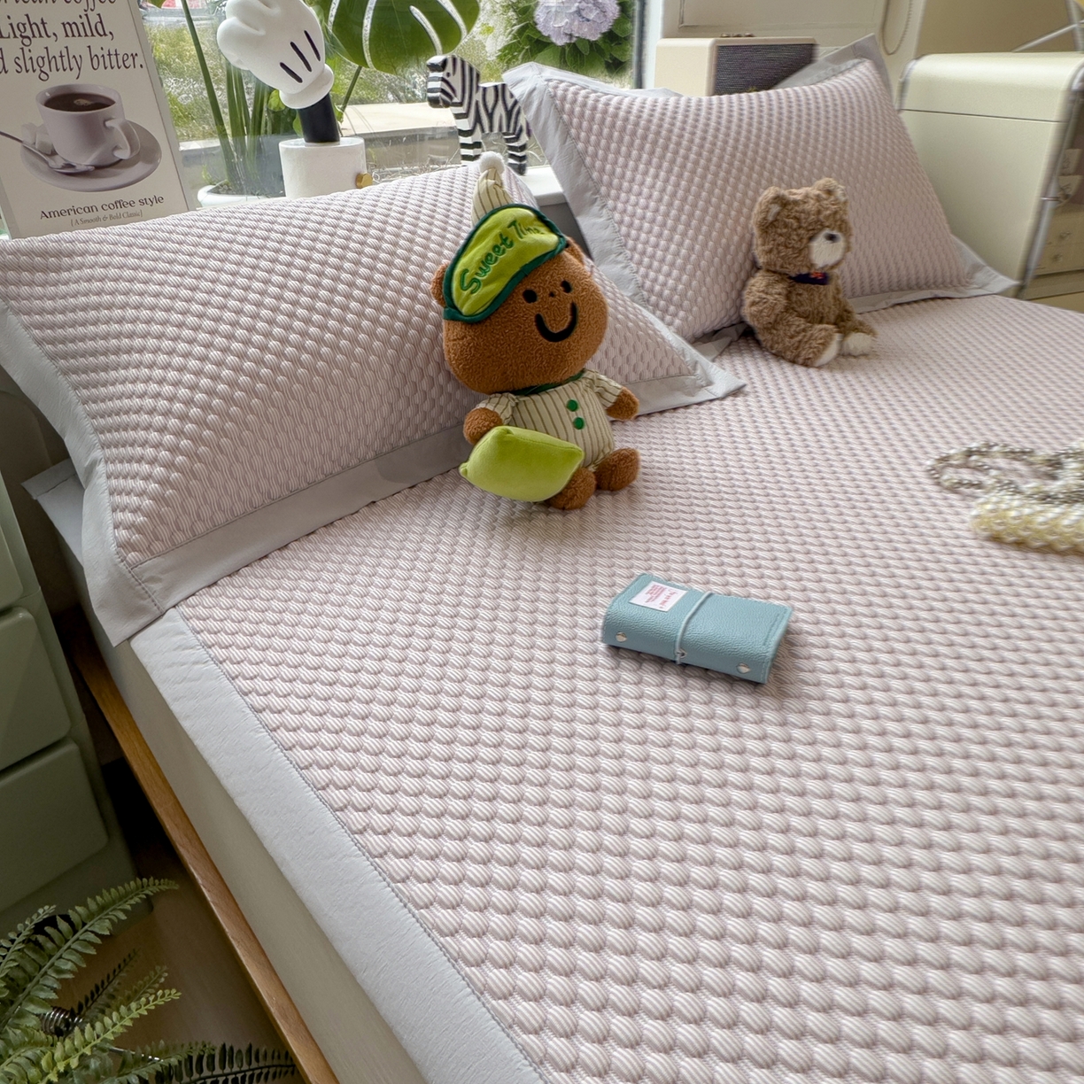 91家纺网 家纺一手货源 找家纺 孩子王家纺 2026新款A类卡通3D冰豆豆凉席三件套凉感值过0.21夏天刺绣冰丝席可机洗儿童 冰晶紫-床席款