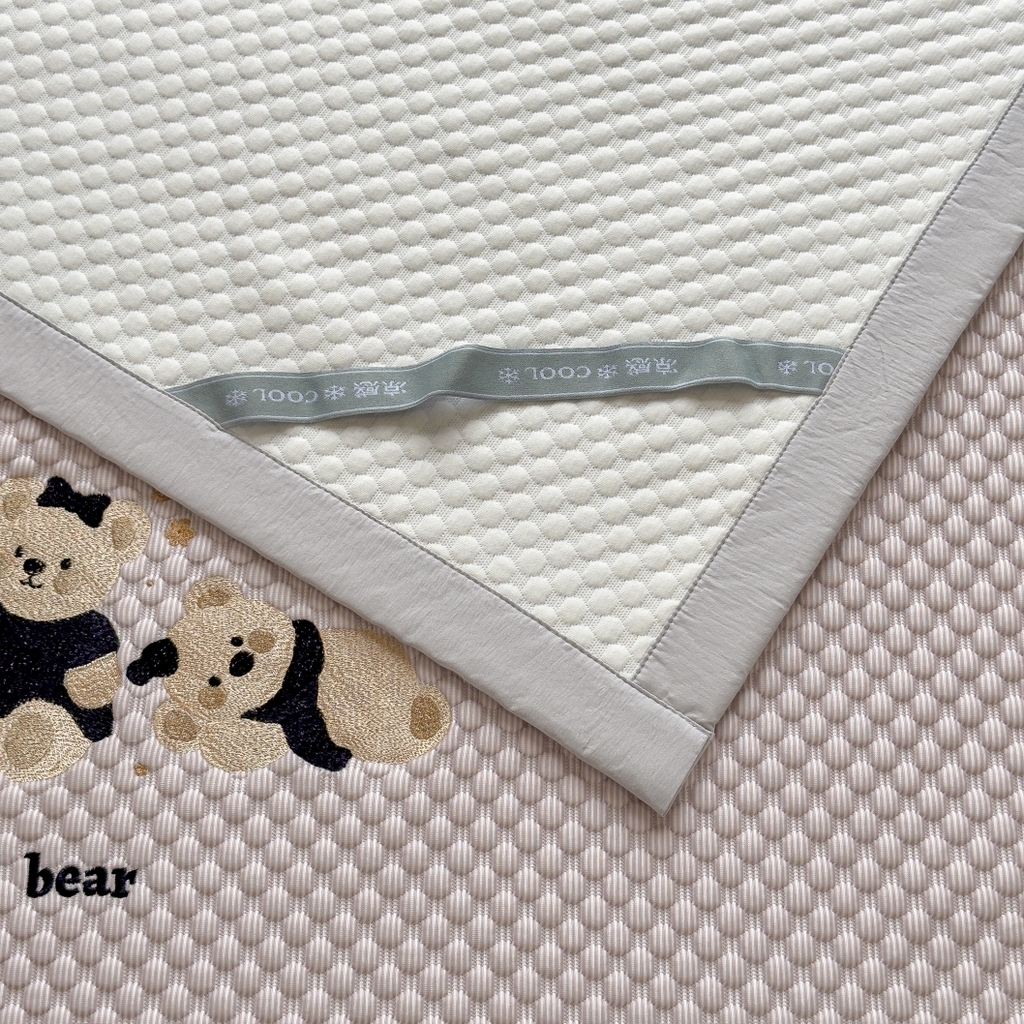 91家纺网 家纺一手货源 找家纺 孩子王家纺 2026新款A类卡通3D冰豆豆凉席三件套凉感值过0.21夏天刺绣冰丝席可机洗儿童 冰晶紫-床席款