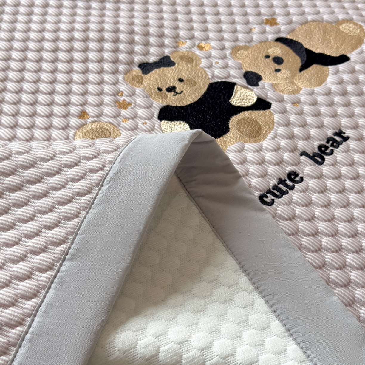 91家纺网 家纺一手货源 找家纺 孩子王家纺 2026新款A类卡通3D冰豆豆凉席三件套凉感值过0.21夏天刺绣冰丝席可机洗儿童 冰晶紫-床席款