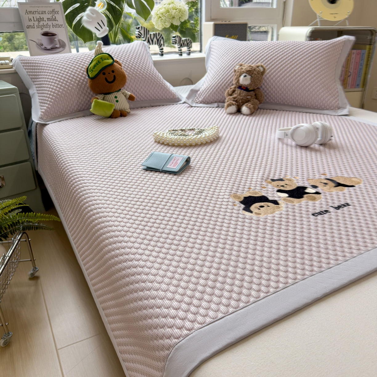 91家纺网 家纺一手货源 找家纺 孩子王家纺 2026新款A类卡通3D冰豆豆凉席三件套凉感值过0.21夏天刺绣冰丝席可机洗儿童 冰晶紫-床席款