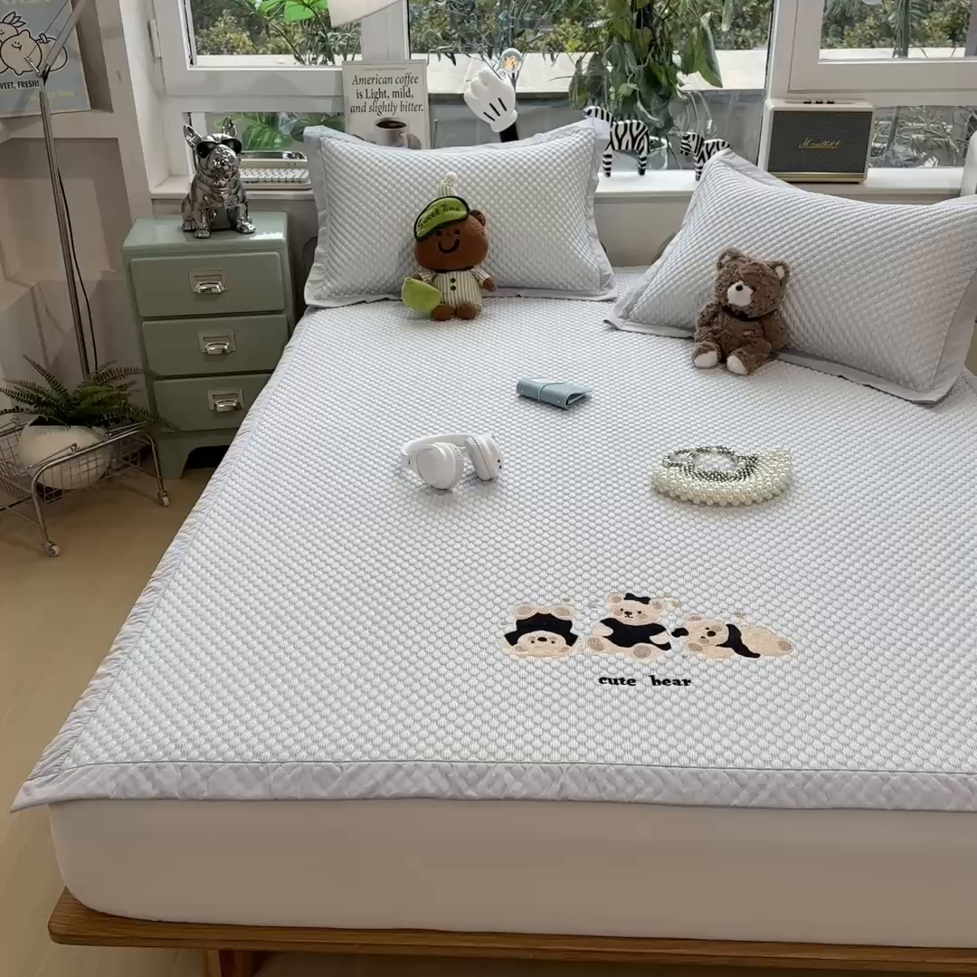 91家纺网 家纺一手货源 找家纺 孩子王家纺 2026新款A类卡通3D冰豆豆凉席三件套凉感值过0.21夏天刺绣冰丝席可机洗儿童 冰晶紫-床席款