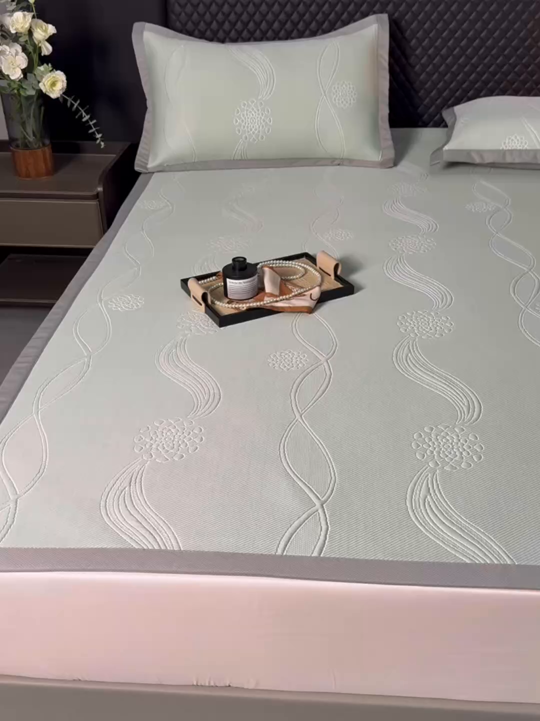 91家纺网 家纺一手货源 找家纺 库里梦家纺 2026新款轻奢高克重复合PE高分子凉席床笠三件套-芳菲 芳菲-绿色床席款