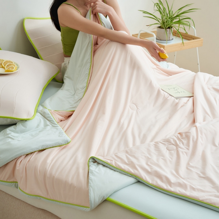 91家纺网 家纺一手货源 找家纺 晨曦家纺 2026新款凉感丝清凉大豆夏被夏凉被空调被凉席四件套-熊猫冻冻被 冻冻被-奶油粉灰