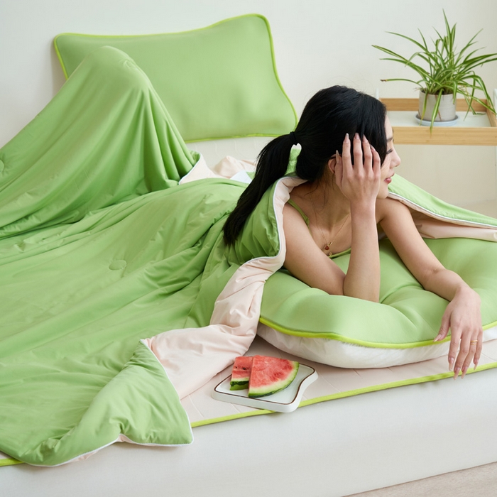 91家纺网 家纺一手货源 找家纺 晨曦家纺 2026新款凉感丝清凉大豆夏被夏凉被空调被凉席四件套-熊猫冻冻被 冻冻被-苹果绿拼悠粉