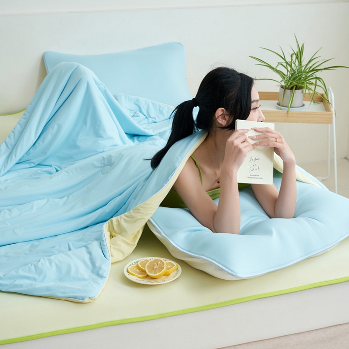 91家纺网 家纺一手货源 找家纺 晨曦家纺 2026新款凉感丝清凉大豆夏被夏凉被空调被凉席四件套-熊猫冻冻被 冻冻被-天蓝拼奶黄