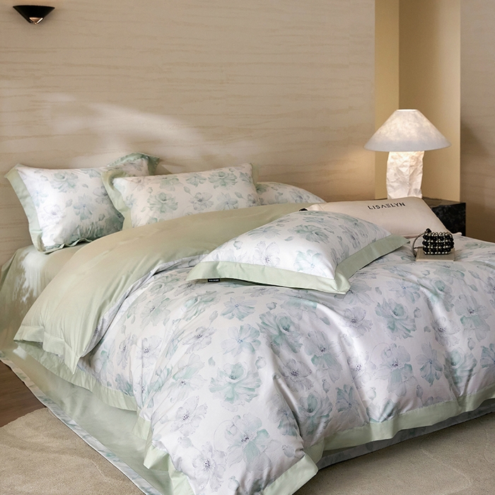 91家纺网 家纺一手货源 找家纺 薏思家纺 2026年13376新疆铂金棉飞边工艺印花四件套 半夏绿