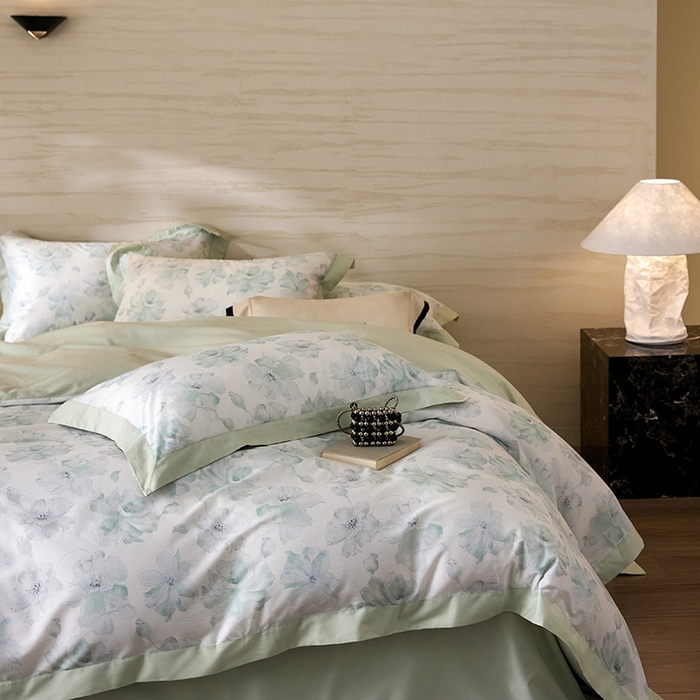 91家纺网 家纺一手货源 找家纺 薏思家纺 2026年13376新疆铂金棉飞边工艺印花四件套 半夏绿