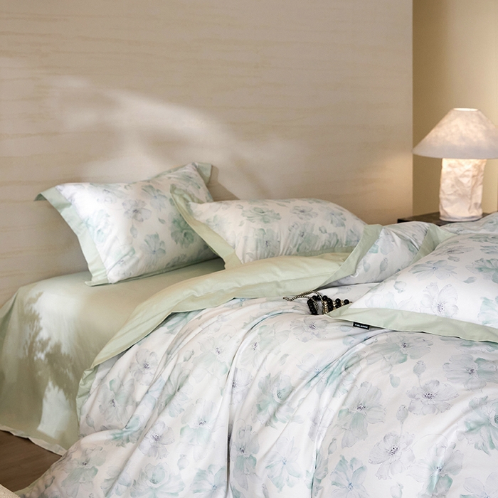 91家纺网 家纺一手货源 找家纺 薏思家纺 2026年13376新疆铂金棉飞边工艺印花四件套 半夏绿