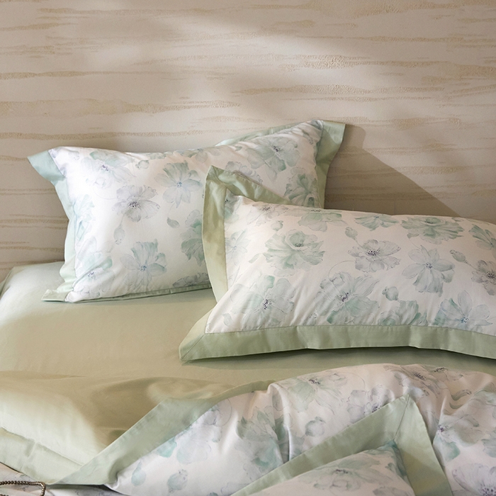 91家纺网 家纺一手货源 找家纺 薏思家纺 2026年13376新疆铂金棉飞边工艺印花四件套 半夏绿