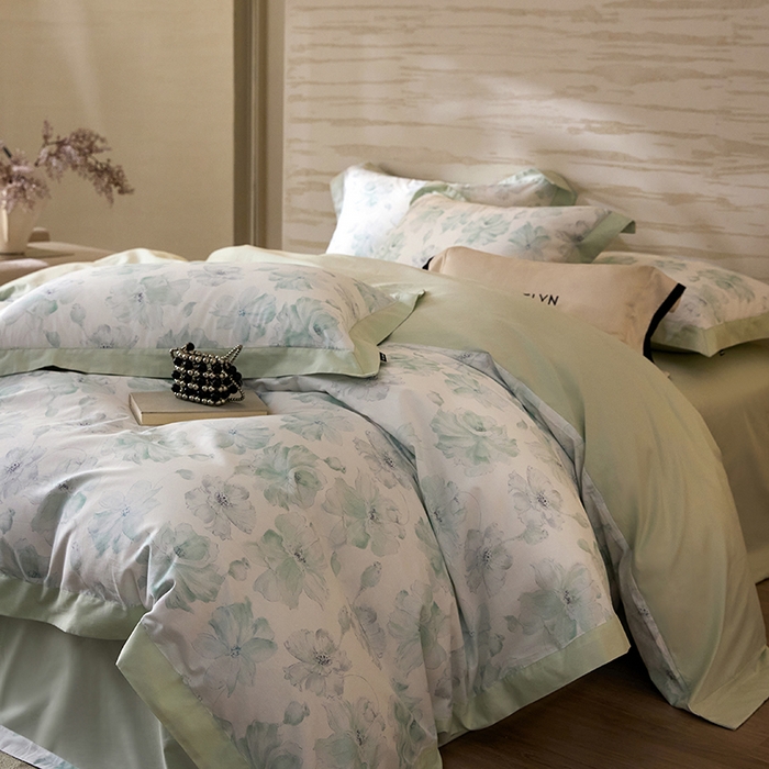 91家纺网 家纺一手货源 找家纺 薏思家纺 2026年13376新疆铂金棉飞边工艺印花四件套 半夏绿