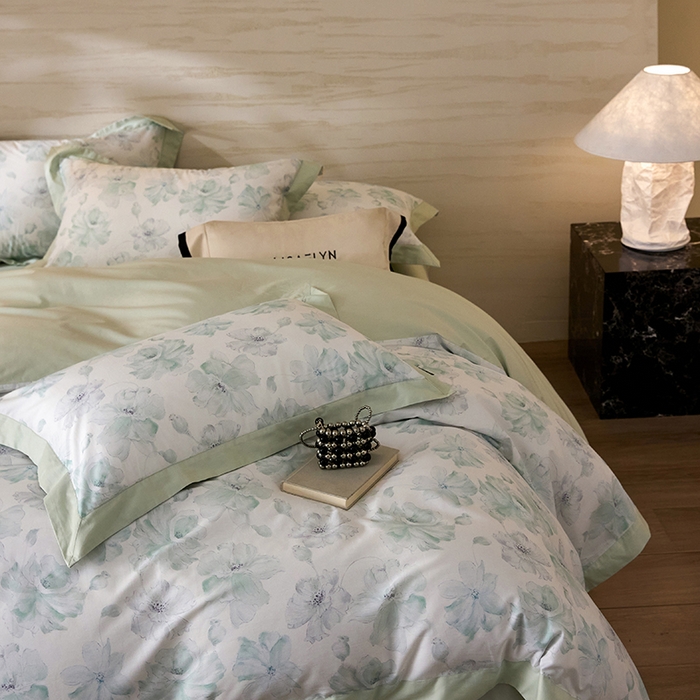 91家纺网 家纺一手货源 找家纺 薏思家纺 2026年13376新疆铂金棉飞边工艺印花四件套 半夏绿