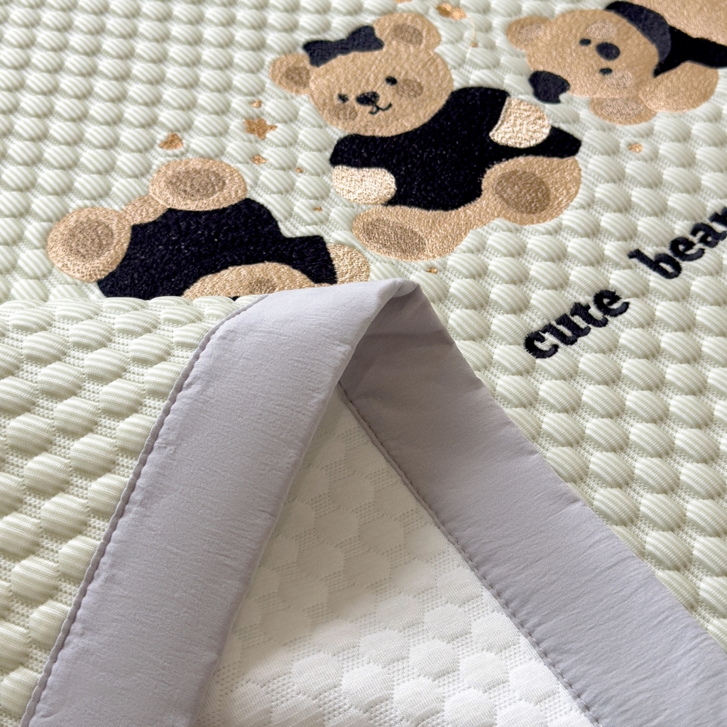 91家纺网 家纺一手货源 找家纺 孩子王家纺 2026新款A类卡通3D冰豆豆凉席三件套凉感值过0.21夏天刺绣冰丝席可机洗儿童 凉茶绿-床席款