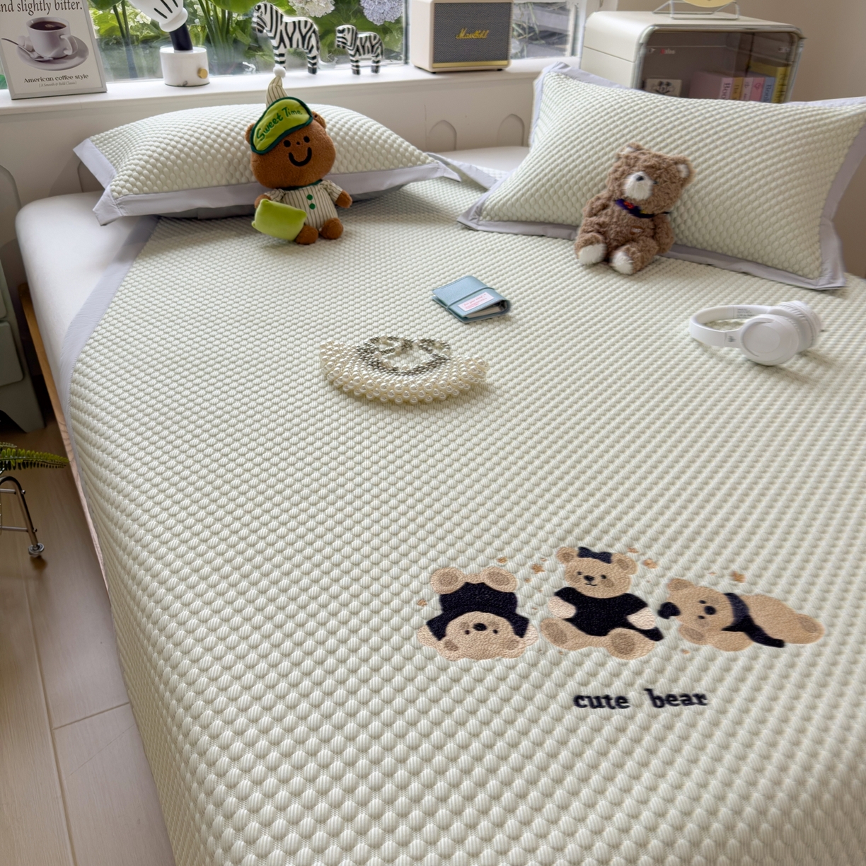 91家纺网 家纺一手货源 找家纺 孩子王家纺 2026新款A类卡通3D冰豆豆凉席三件套凉感值过0.21夏天刺绣冰丝席可机洗儿童 凉茶绿-床席款