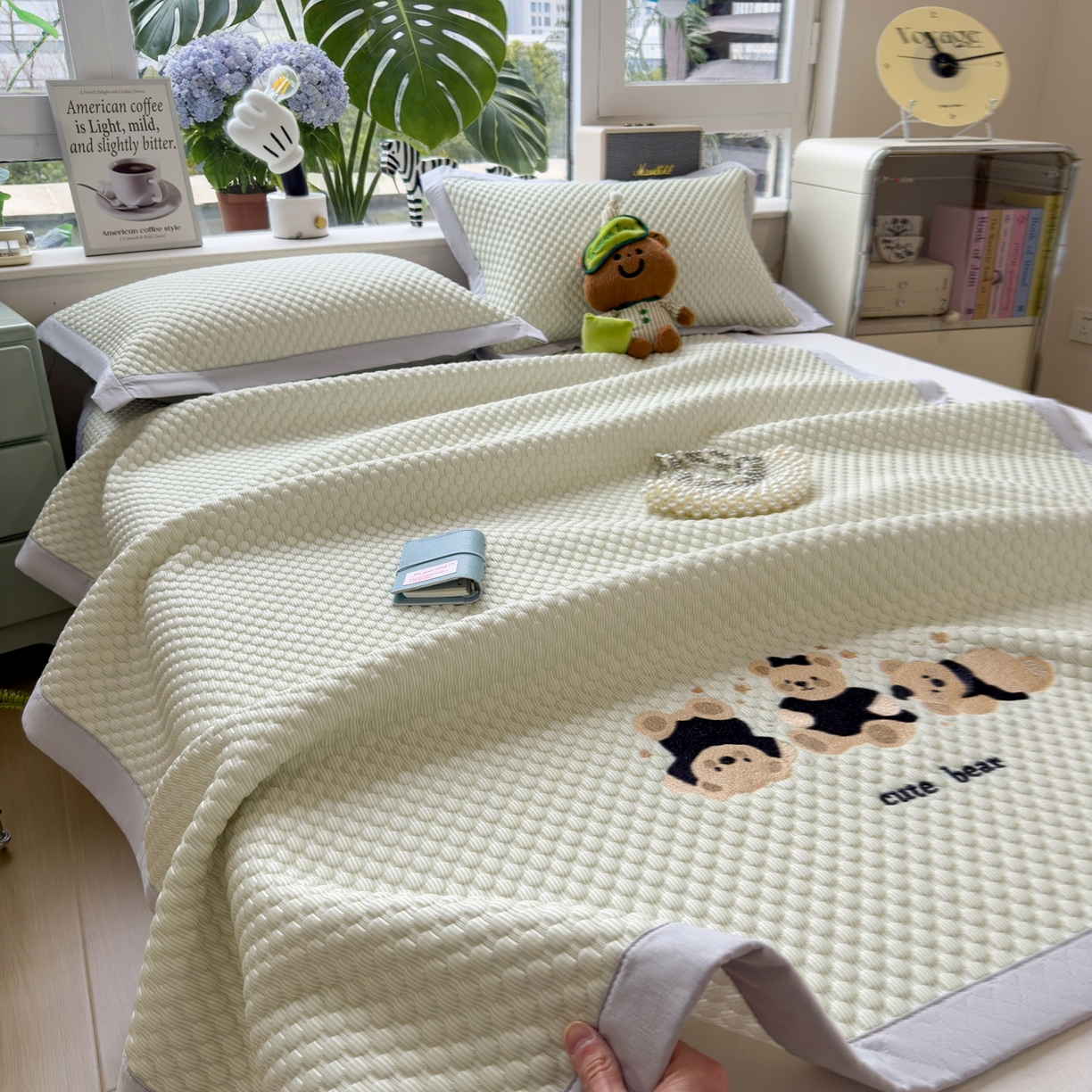 91家纺网 家纺一手货源 找家纺 孩子王家纺 2026新款A类卡通3D冰豆豆凉席三件套凉感值过0.21夏天刺绣冰丝席可机洗儿童 凉茶绿-床席款