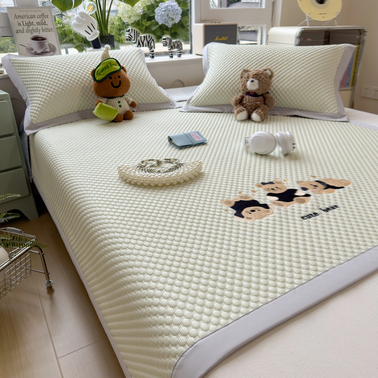 91家纺网 家纺一手货源 找家纺 孩子王家纺 2026新款A类卡通3D冰豆豆凉席三件套凉感值过0.21夏天刺绣冰丝席可机洗儿童 凉茶绿-床席款