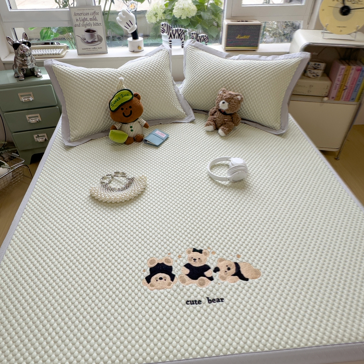 91家纺网 家纺一手货源 找家纺 孩子王家纺 2026新款A类卡通3D冰豆豆凉席三件套凉感值过0.21夏天刺绣冰丝席可机洗儿童 凉茶绿-床席款