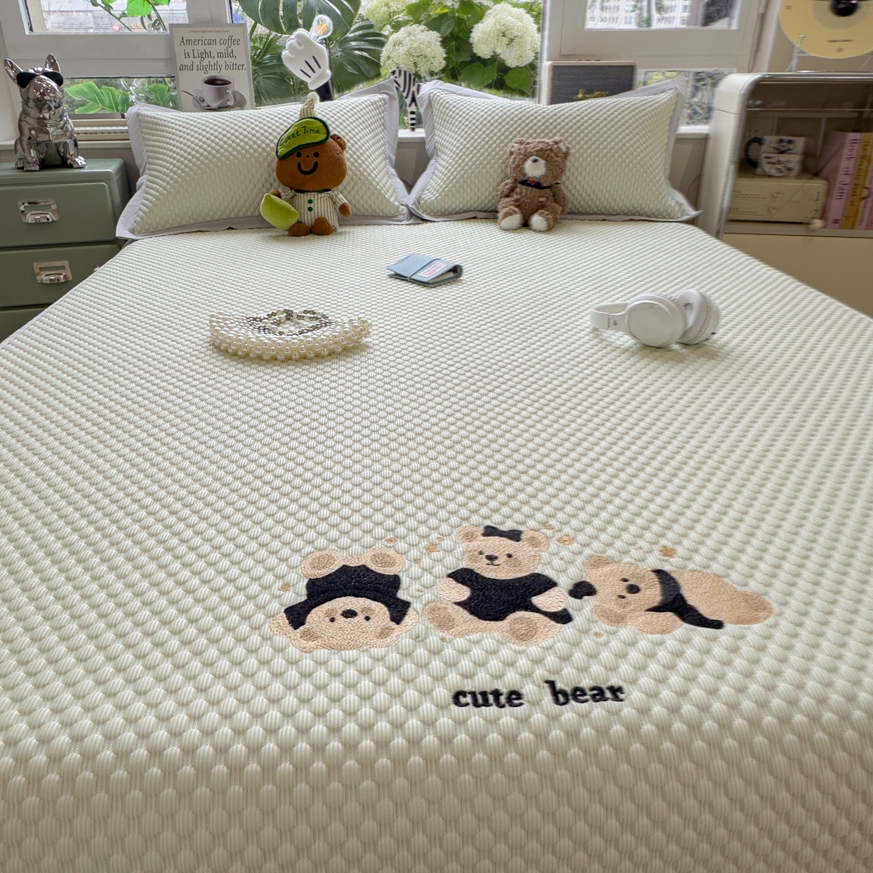 91家纺网 家纺一手货源 找家纺 孩子王家纺 2026新款A类卡通3D冰豆豆凉席三件套凉感值过0.21夏天刺绣冰丝席可机洗儿童 凉茶绿-床席款