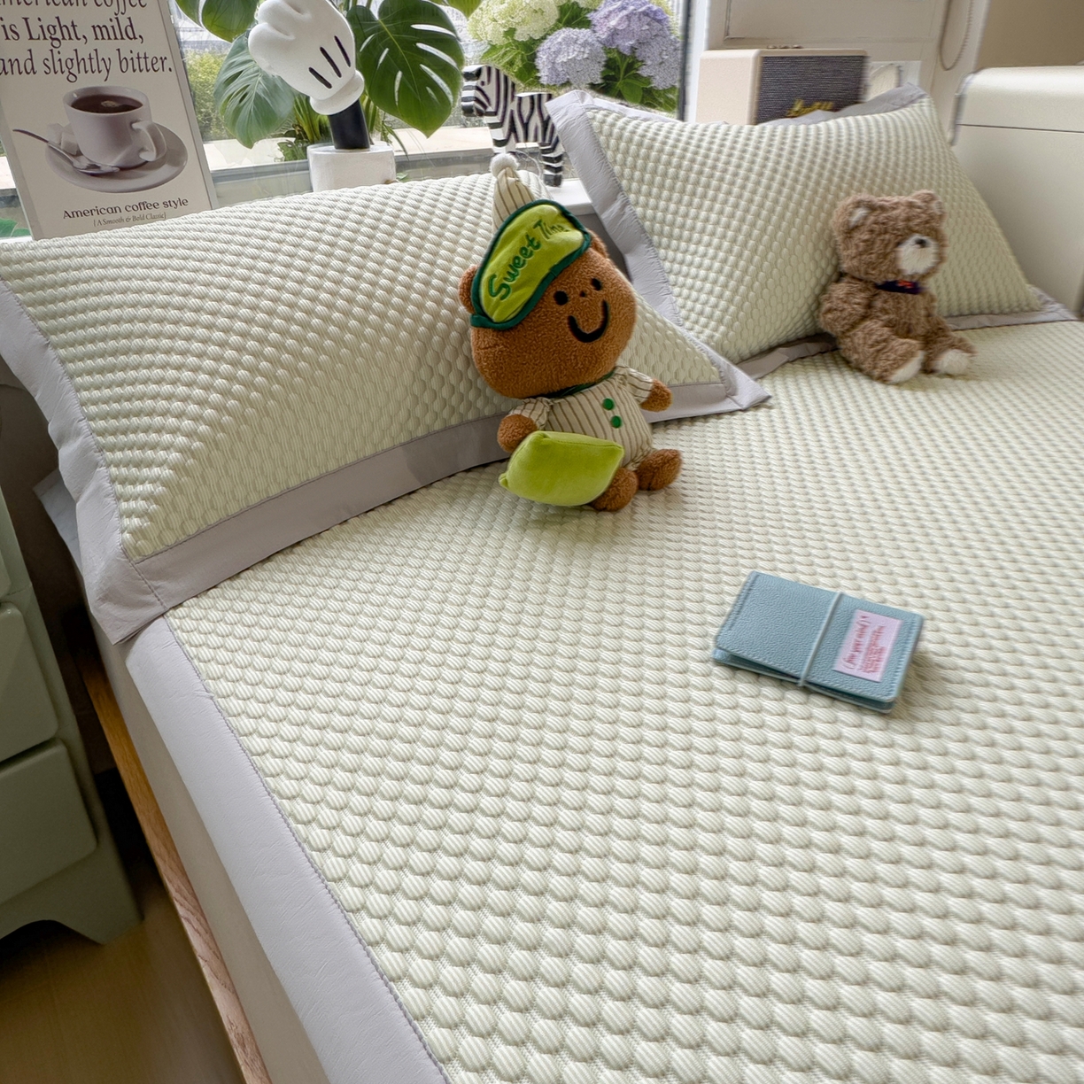 91家纺网 家纺一手货源 找家纺 孩子王家纺 2026新款A类卡通3D冰豆豆凉席三件套凉感值过0.21夏天刺绣冰丝席可机洗儿童 凉茶绿-床席款