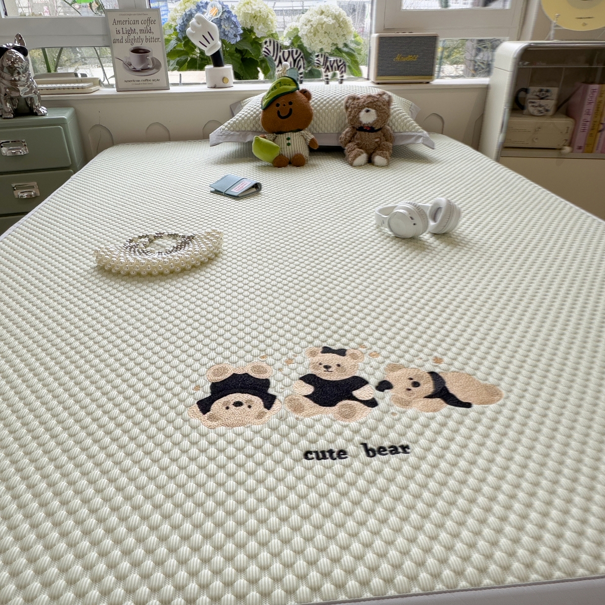 91家纺网 家纺一手货源 找家纺 孩子王家纺 2026新款A类卡通3D冰豆豆凉席三件套凉感值过0.21夏天刺绣冰丝席可机洗儿童 凉茶绿-床席款