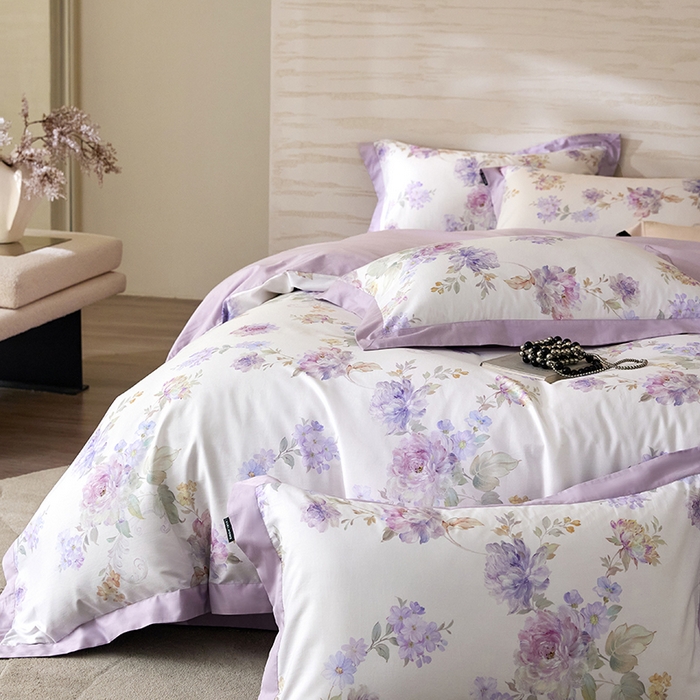 91家纺网 家纺一手货源 找家纺 薏思家纺 2026年13376新疆铂金棉飞边工艺印花四件套 嘉卉紫