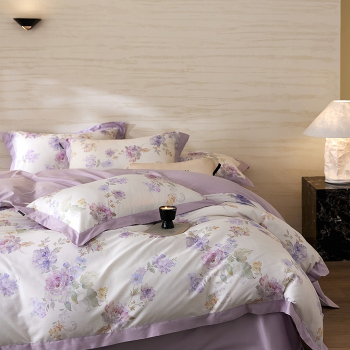 91家纺网 家纺一手货源 找家纺 薏思家纺 2026年13376新疆铂金棉飞边工艺印花四件套 嘉卉紫