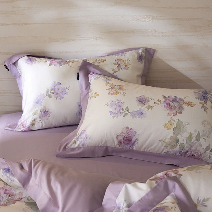 91家纺网 家纺一手货源 找家纺 薏思家纺 2026年13376新疆铂金棉飞边工艺印花四件套 嘉卉紫