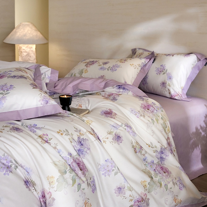 91家纺网 家纺一手货源 找家纺 薏思家纺 2026年13376新疆铂金棉飞边工艺印花四件套 嘉卉紫