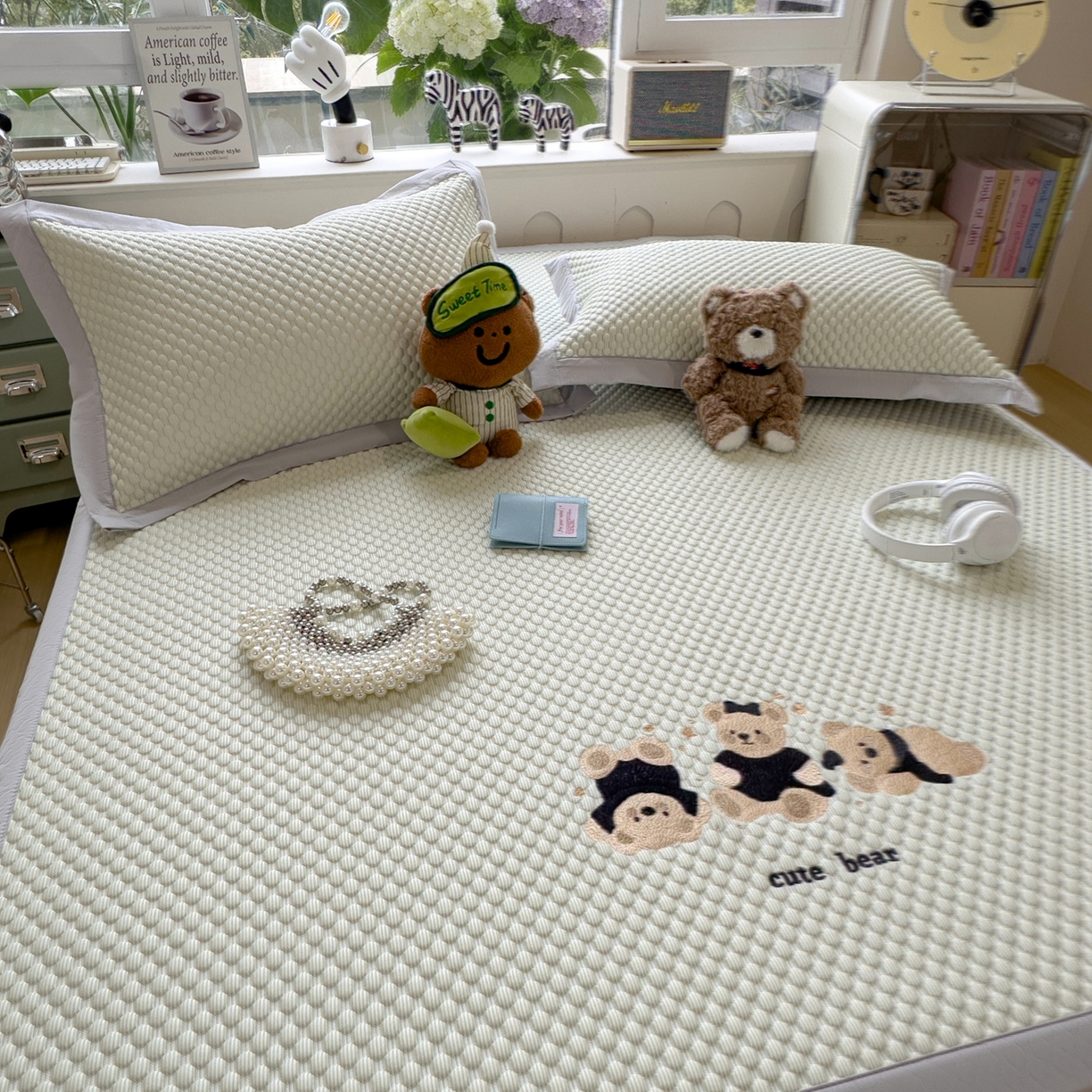 91家纺网 家纺一手货源 找家纺 孩子王家纺 2026新款A类卡通3D冰豆豆凉席三件套凉感值过0.21夏天刺绣冰丝席可机洗儿童 凉茶绿-床席款