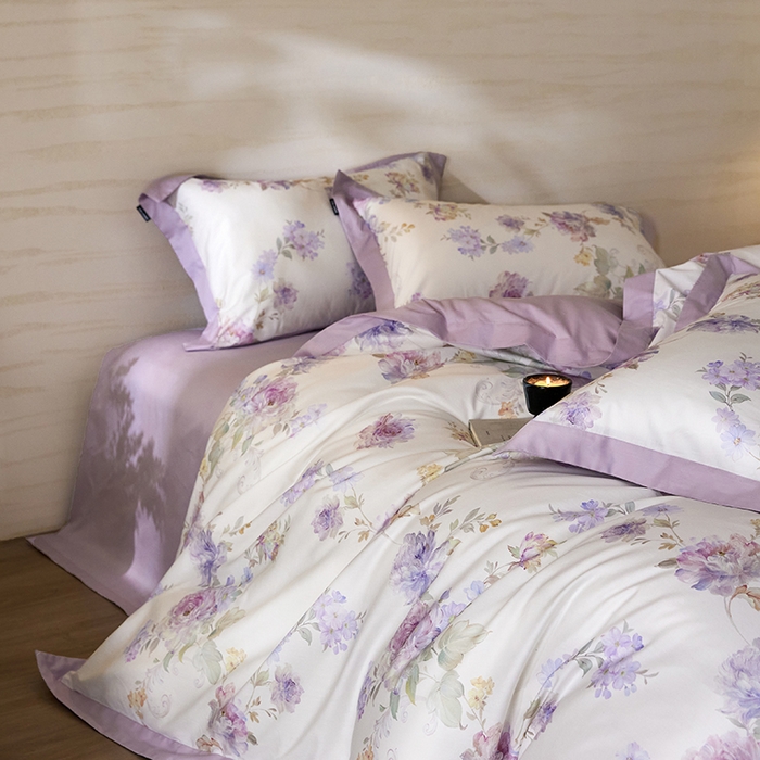 91家纺网 家纺一手货源 找家纺 薏思家纺 2026年13376新疆铂金棉飞边工艺印花四件套 嘉卉紫