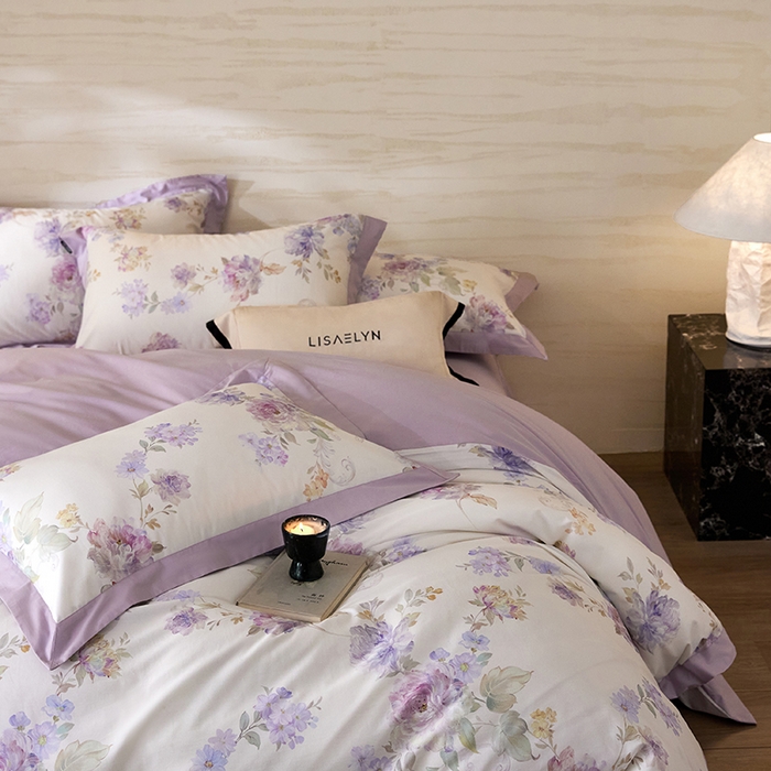 91家纺网 家纺一手货源 找家纺 薏思家纺 2026年13376新疆铂金棉飞边工艺印花四件套 嘉卉紫