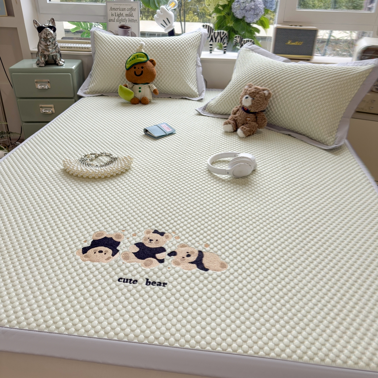 91家纺网 家纺一手货源 找家纺 孩子王家纺 2026新款A类卡通3D冰豆豆凉席三件套凉感值过0.21夏天刺绣冰丝席可机洗儿童 凉茶绿-床席款