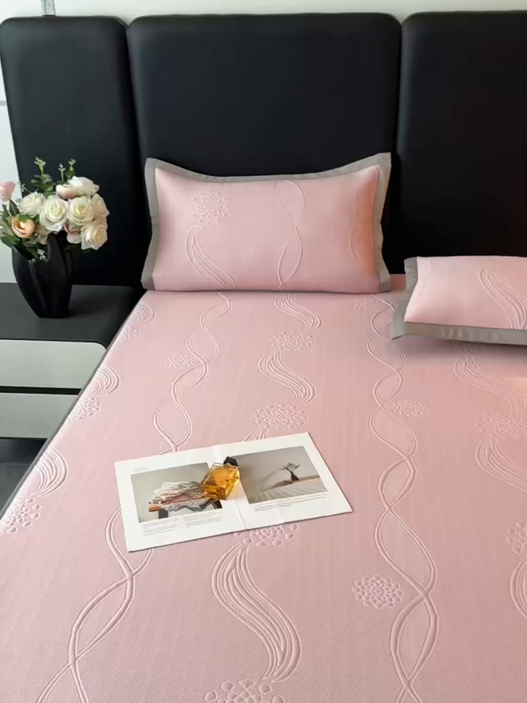 91家纺网 家纺一手货源 找家纺 库里梦家纺 2026新款轻奢高克重复合PE高分子凉席床笠三件套-芳菲 芳菲-粉色床笠款