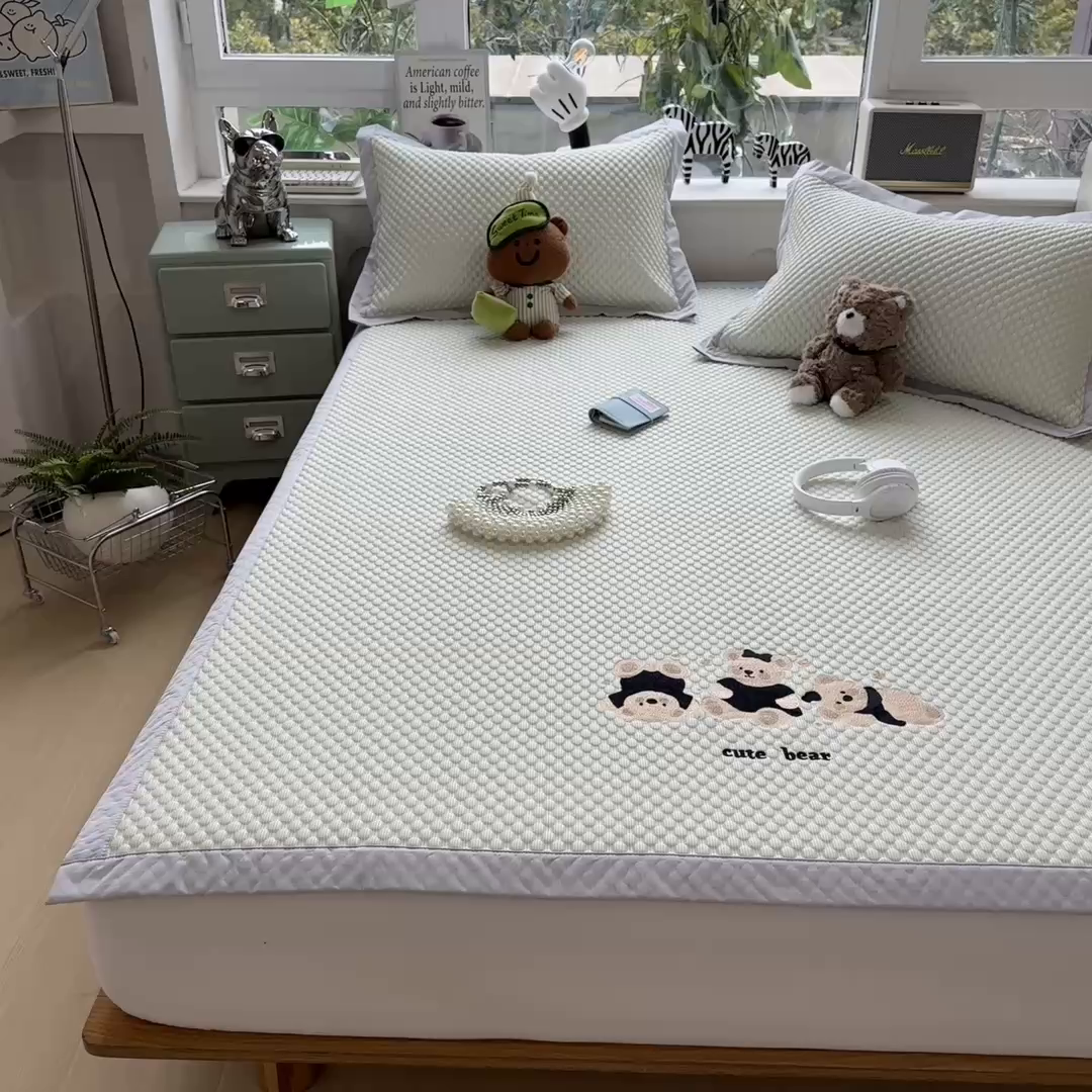 91家纺网 家纺一手货源 找家纺 孩子王家纺 2026新款A类卡通3D冰豆豆凉席三件套凉感值过0.21夏天刺绣冰丝席可机洗儿童 凉茶绿-床席款