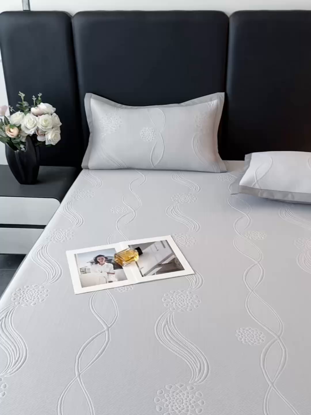 91家纺网 家纺一手货源 找家纺 库里梦家纺 2026新款轻奢高克重复合PE高分子凉席床笠三件套-芳菲 芳菲-灰色床笠款