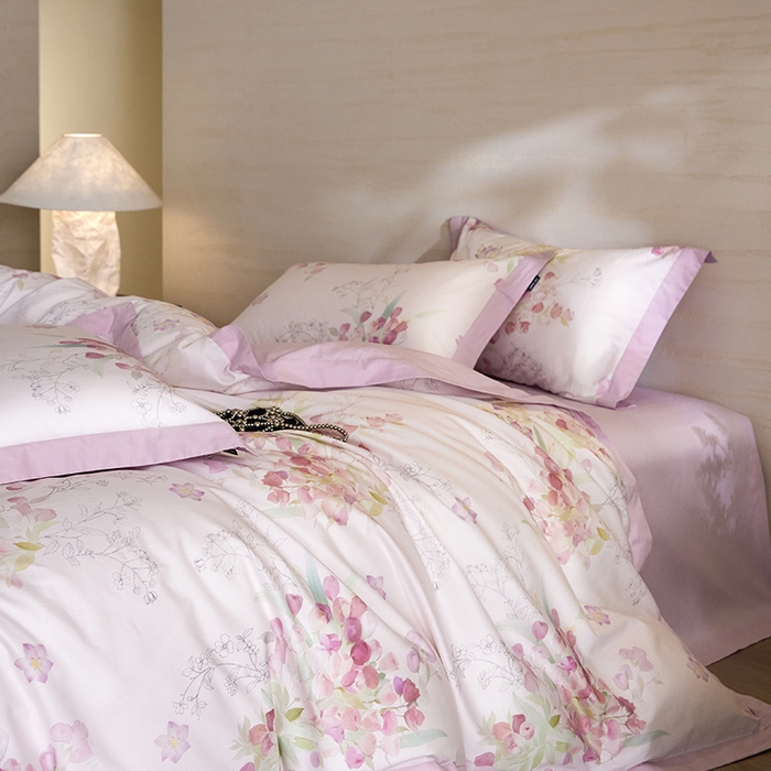 91家纺网 家纺一手货源 找家纺 薏思家纺 2026年13376新疆铂金棉飞边工艺印花四件套 洛璃粉