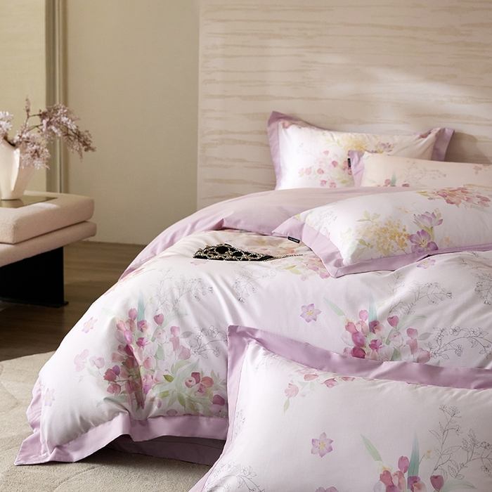 91家纺网 家纺一手货源 找家纺 薏思家纺 2026年13376新疆铂金棉飞边工艺印花四件套 洛璃粉