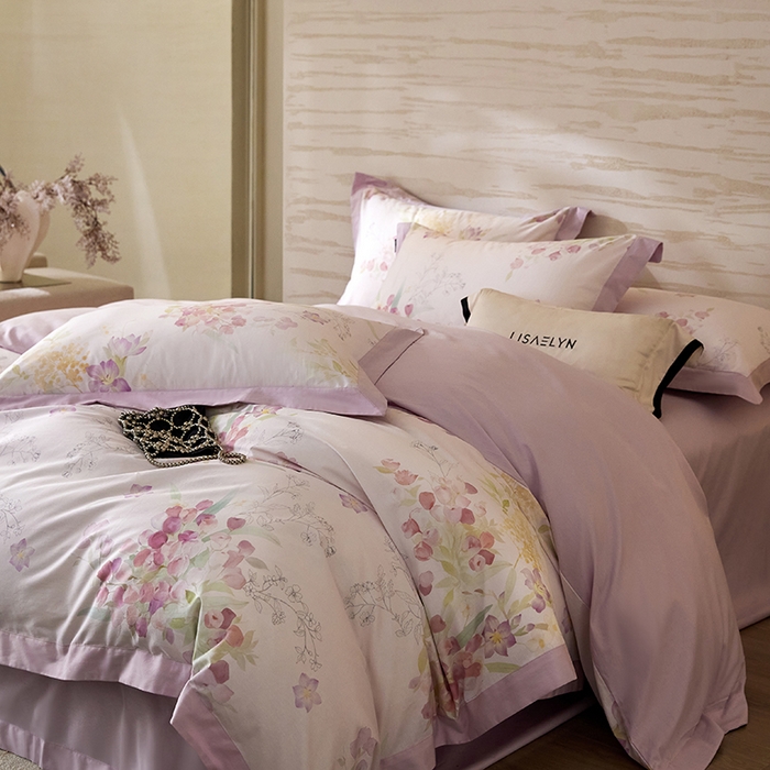 91家纺网 家纺一手货源 找家纺 薏思家纺 2026年13376新疆铂金棉飞边工艺印花四件套 洛璃粉